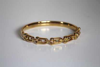 Chain shaped bracelet