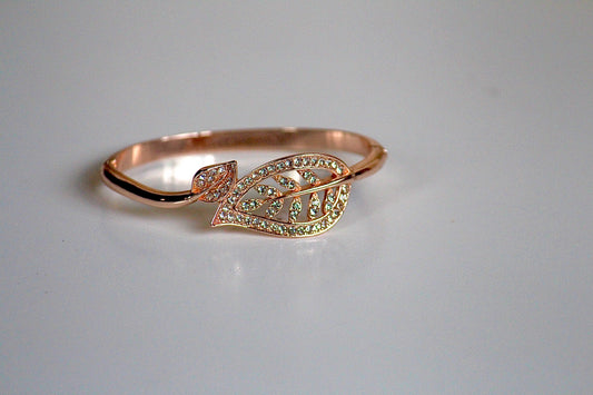 Leaft Love Thin Wrist Bracelet